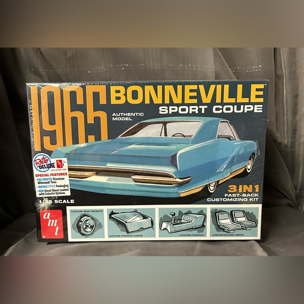 AMT 1-25 Scale Skill 2- 1965 Pontiac Bonneville Sport Coupe 3-in-1 Kit-Model Car